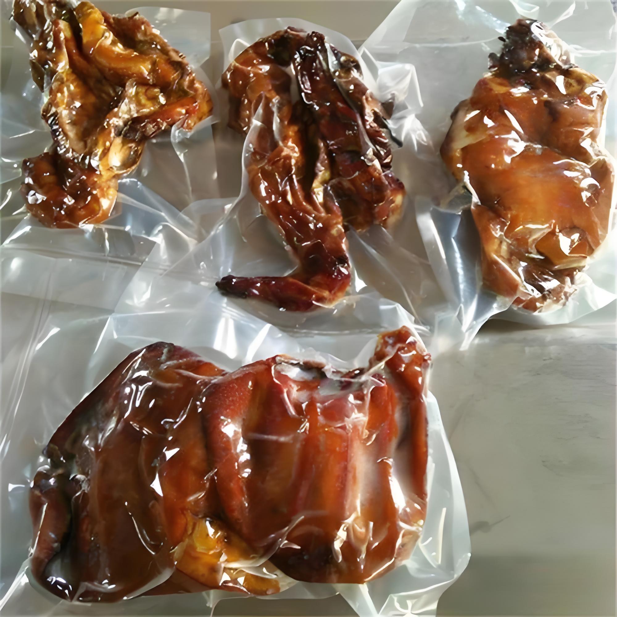 真空包装机是一种通过抽出包装袋内空气并进行封口，以延长物品保存期限的设备